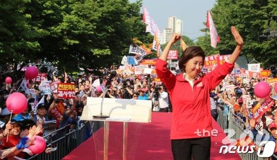 (대구·경북=뉴스1) 정우용 기자 = 나경원 한국당 원내대표가 주말인 11일 대구 문화예술회관앞에서 열린 대규모 '문 스톱' 규탄집회에서 무대에 오르며 두 팔을 들어보이고 있다.   여야 4당의 선거제·개혁법안 패스트트랙 지정에 반발하며 장외투쟁을 벌이고 있는 자유한국당 지도부는 전날 대구에서 산업현장과 대학생들을 만나 현 정권의 실정을 비판하고 이틀째 '텃밭'인 대구에서 '민생투쟁 대장정'을 이어가고 있다. 2019.5.11/뉴스1  <저작권자 © 뉴스1코리아, 무단전재 및 재배포 금지>