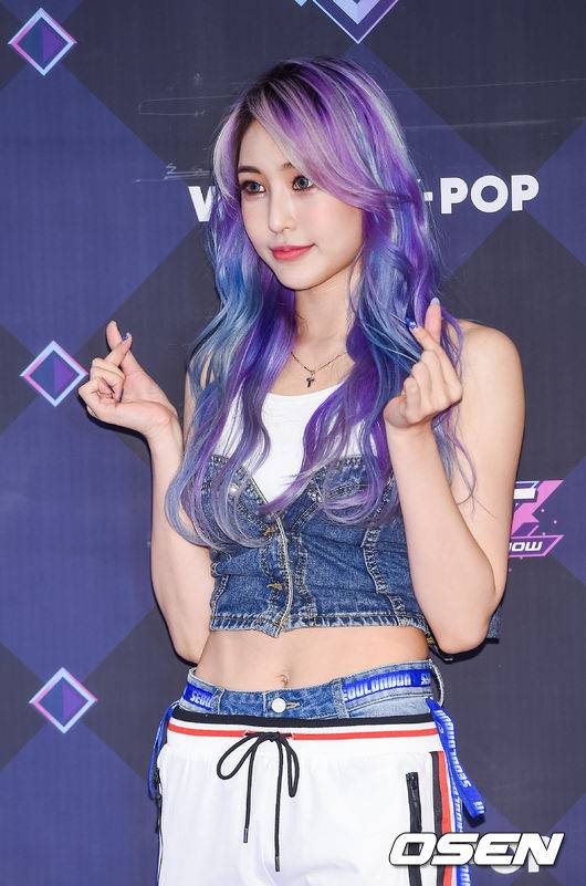 [OSEN=박준형 기자] 25일 오후 서울 상암동 CJ ENM에서 Mnet '엠카운트다운(이하 엠카)' 리허설이 진행됐다. 리허설에 앞서 가수 강시원이 포즈를 취하고 있다. / soul1014@osen.co.kr