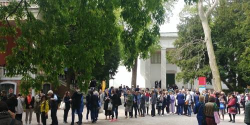 프랑스관 입장을 기다리는 관람객들 (베네치아=연합뉴스) 정아란 기자 = 10일(현지시간) 베네치아 자르디니에 베네치아비엔날레 프랑스관 전시를 보려는 관람객들이 줄을 길게 서 있다. 2019.5.12. airan@yna.co.kr