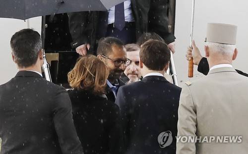 부르키나파소서 구출된 인질 프랑스 도착 epa07562924 Freed French hostages Patrick Picque (3-R) and Laurent Lassimouillas (3-L) are welcomed by French President Emmanuel Macron (2-R) and French Defence Minister Florence Parly (2-L), as they arrive at the Villacoublay airport, near Paris, France, 11 May 2019. According to the French presidency, the French army has released four hostages during an intervention in northern Burkina Faso. Two are French, one American and one South Korean citizen. Two French soldiers are reported to have been killed in the operation to free the hostages. The two French citizens were kidnapped on 01 May 2018 in Benin.  EPA/FRANCOIS GUILLOT / POOL  MAXPPP OUT