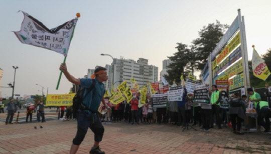 지난 12일 일산·운정·검단 3개 신도시 주민들로 구성된 연합회 회원 500여명이 3기 신도시 지정 철회를 주장하며 집회를 열고 있는 모습. <연합뉴스>