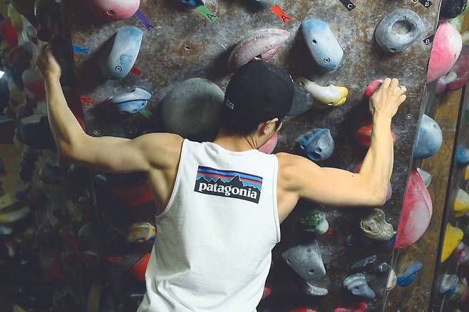 스포츠클라이밍을 꾸준히 하면 탄탄하고 넓은 어깨를 만들 수 있다.