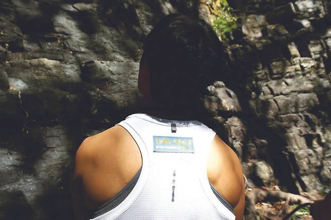 넓고 강한 클라이머의 어깨.