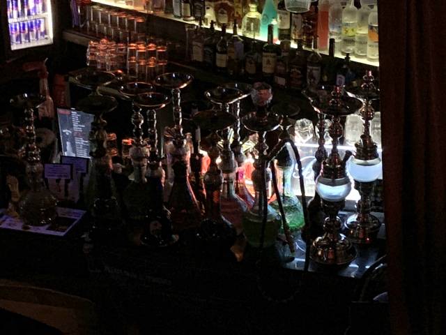 서울 이태원의 한 유명 후카바 입구. 수많은 후카 기구들이 손님 맞이를 기다리고 있다. /강신우 기자