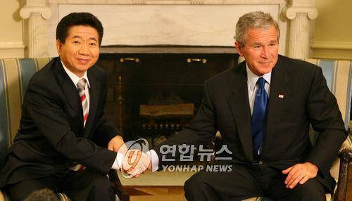 악수하는 한미정상 사진은 지난 2006년 9월 15일 새벽(한국시간) 노무현 대통령과 부시 美대통령이 워싱턴 백악관에서 열린 한-미 정상회담에 악수하고 있는 모습. /백승렬/정치/국제/ [연합뉴스 자료사진]      srbaek@yna.co.kr