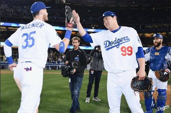 다저스 동료 코디 벨린저(왼쪽)와 류현진. 지난 8일 류현진이 완봉승을 거두고 벨린저와 하이파이브를 하고 있다. [사진 다저스 SNS]