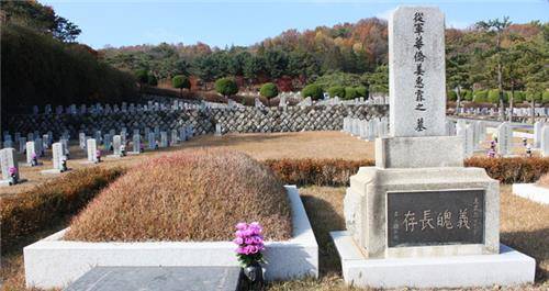 국립서울현충원에 조성된 종군 화교 강혜림의 묘. [국립서울현충원 제공]