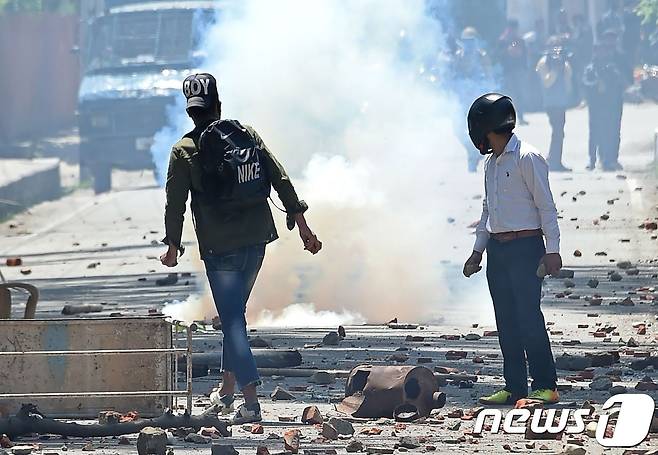 시위 현장에 최루탄이 자욱하다 © AFP=뉴스1