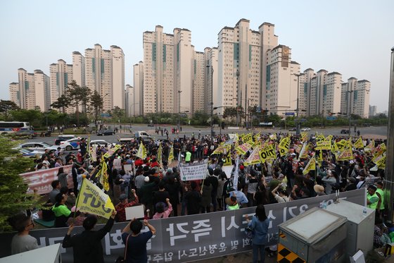 예정대로 진행되더라도 일정이 빠듯한 3기 신도시 공급이 1,2기 신도시 주민들의 반발로 늦어지고 있다. 지난 12일 경기도 파주시 운정행복센터 앞에서 검단일산운정신도시연합회 회원들이 3기 신도시 반대 운정일산집회를 하고 있다.