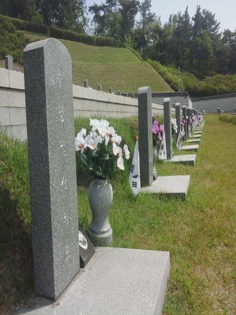 광주시 북구 운정동 국립5·18민주묘지엔 아직까지도 누구의 주검인지 모른 채 누워 있는 5기의 무명열사 묘가 있다.