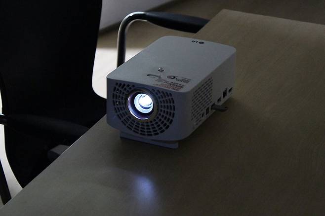 밝기는 1,400안시다