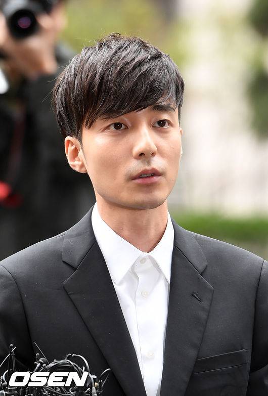 [OSEN=민경훈 기자]가수 로이킴이 서울지방경찰청 포토라인에 서고 있다. /rumi@osen.co.kr