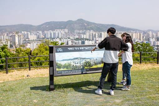 용마산, 아차산, 남한산, 인왕산, 북한산 등을 한눈에 조망하는 동대문구 배봉산근린공원의 정상 해맞이 광장. 사진제공｜서울관광재단