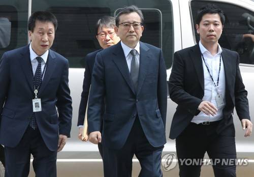 구속 기로에 선 김학의 전 법무부 차관 (서울=연합뉴스) 임헌정 기자 = 1억6천만원대 뇌물수수·성접대 혐의를 받는 김학의 전 법무부 차관이 16일 오전 서울 서초구 서울중앙지법에서 열린 구속 전 피의자 심문(영장실질심사)에 출석하기 위해 법정으로 향하고 있다. 2019.5.16 kane@yna.co.kr