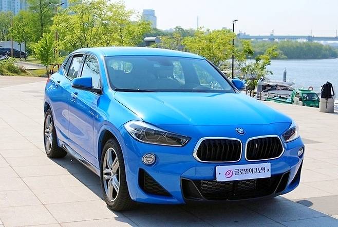 올 여름 파란 색상의 BMW X2 xDrive 20d M을 타고 바다 혹은 산으로 휴가를 떠날 운전자들은 구매를 서둘러야 한다. 구매 계약 이후 차량 인수까지는 넉넉 잡고 2개월 정도가 걸려서 이다.