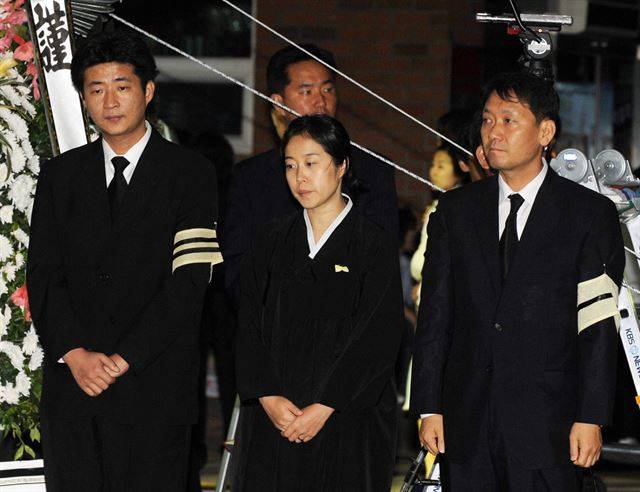 이광재 원장은 2009년 5월 23일 노무현 전 대통령의 서거 당시 구치소에 수감된 몸이었다. 구속집행 정지로 27일에야 경남 김해 봉하마을로 향할 수 있었다. 이 원장이 노 전 대통령의 장남 건호씨 부부와 함께 조문객을 맞으며 영정을 바라보고 있다. 한국일보 자료사진