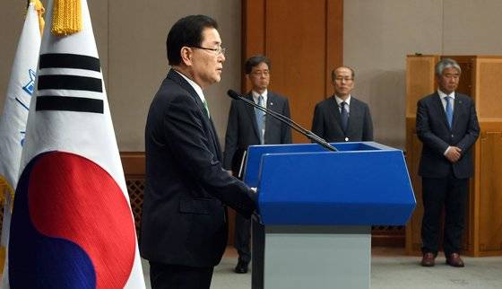 정의용 청와대 국가안보실장이 17일 오전 청와대에서’지난해 7월 리비아 남서부 ‘자발 하사우나’ 소재 수로관리회사 ANC사 캠프에서 무장괴한 10여명에게 납치된 우리국민 주 모씨가 피랍 315일 만에 우리 시간으로 어제 오후 무사히 석방됐다“고 밝히고 있다. 뒤쪽 오른쪽부터 이기헌 외교정책비서관실 선임행정관, 김유근 1차장, 김현종 2차장... 2019,05.17 /청와대사진기자단=한경 허문찬기자 sweat@hankyung.com