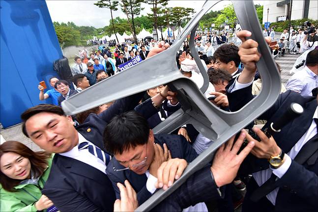 제39주년 5·18민주화운동 기념식이 열린 18일 오전 광주 북구 국립 5·18 민주묘지에서 기념식에 참석하기 위해 이동중인 황교안 자유한국당 대표에게 플라스틱 의자가 날아들고 있다. ⓒ데일리안 홍금표 기자