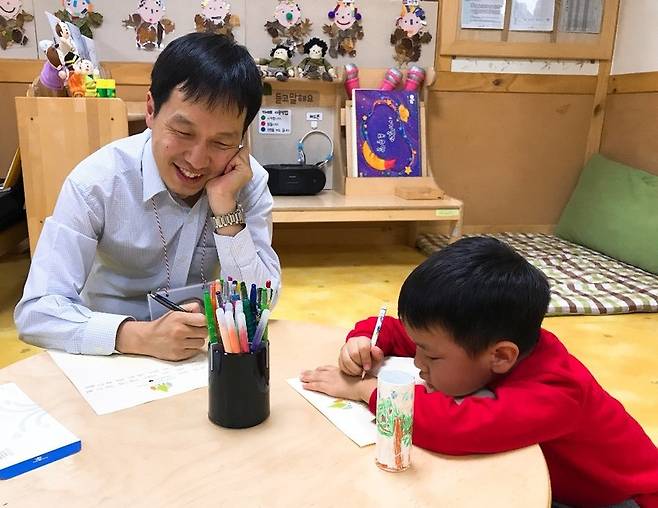 정부세종청사 5동에 있는 직장어린이집인 이든샘어린이집은 해마다 만 5살 유아들이 졸업하기 전에 1박2일간 아빠와 어린이집에서 머무는 행사를 열고 있다. 지난해 11월 아빠 캠프에 참여한 아빠와 아이가 엄마에게 편지를 쓰는 모습. 이든샘어린이집 제공