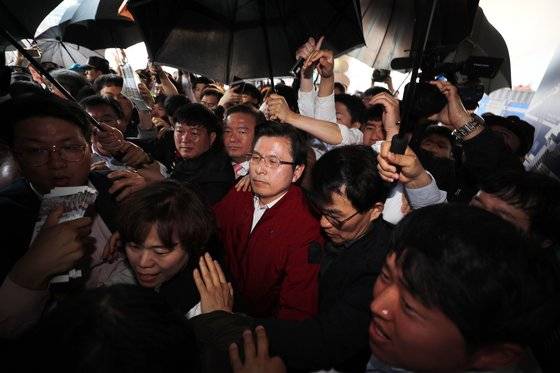 자유한국당 황교안 대표가 지난 3일 오전 광주광역시 송정역 광장에서 열린 '문재인 STOP! 광주시민이 심판합니다' 행사를 마친 뒤 5ㆍ18 단체의 항의를 받으며 역사로 이동하고 있다. [연합뉴스]
