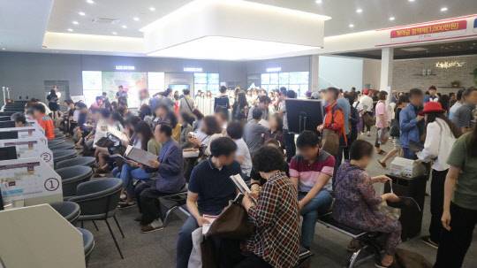 롯데캐슬 클라시아 견본주택을 방문한 방문객들의 모습. <이상현 기자>