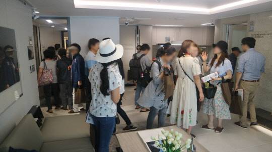 롯데캐슬 클라시아 견본주택을 방문한 방문객들의 모습. <이상현 기자>