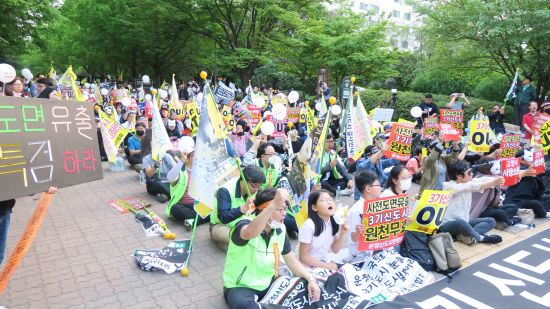 18일 오후 경기 고양시 일산서구 주엽동 주엽공원에서 일산·운정·검단신도시 연합회 등이 3기 신도시를 반대하는 집회를 개최하고 있다. 뉴시스