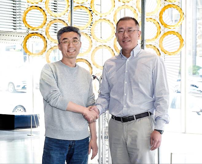 현대차가 네이버 CTO 출신 송창현 대표가 설립한 스타트업 ‘코드42(CODE42.ai)’에 전략 투자하고 미래 모빌리티 분야에서 상호 다각적인 협력에 나선다.