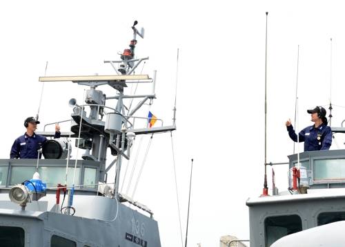 우리는 고속정 정장 부부 (서울=연합뉴스) 동해 거진항에서 남편인 참수리-331호정 정장 강전이 대위와 부인인 참수리-355호정 정장 최상미 대위가 서로를 바라보며 엄지 손가락을 치켜세우고 있다. 2019.5.19 [해군 제공]