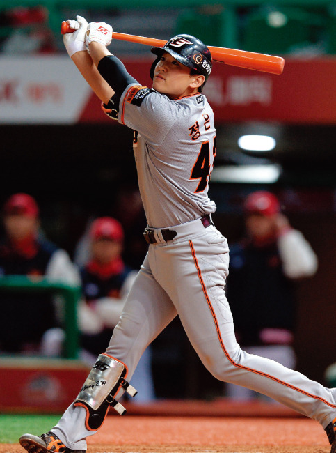 5월 8일 인천 SK행복드림구장에서 열린 2019 KBO 리그 SK 와이번스와 한화 이글스의 경기에서 한화 정은원이 타격을 하고 있다. [동아DB]