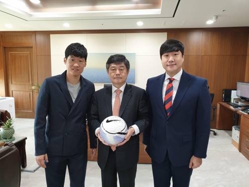 기념사진 찍는 박지성 (수원=연합뉴스) 박지성 JS 파운데이션 이사장(왼쪽 첫번째)이 20일 수원법원종합청사에서 윤준 법원장(가운데)·배성재 아나운서와 기념사진을 찍고 있다. [수원지법 제공]