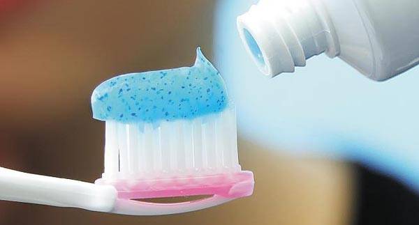일부 치약 속 알갱이는 잇몸 깊은 곳에 박혀 염증 위험을 높일 수 있다. /신지호 헬스조선 기자