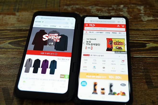 크롬 브라우저 두 개를 각각 화면에서 열어 상품 가격이나 사양을 비교할 수도 있다