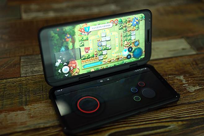 게임 패드를 이용해 게임을 하는 모습