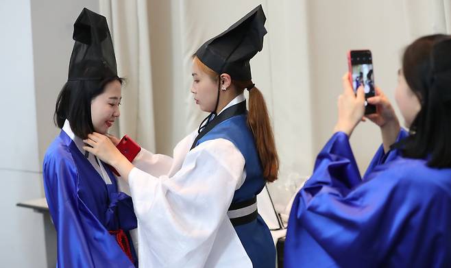 방방례에 앞서 학생들이 도포의 옷매무새를 다듬고 있다. 우상조 기자
