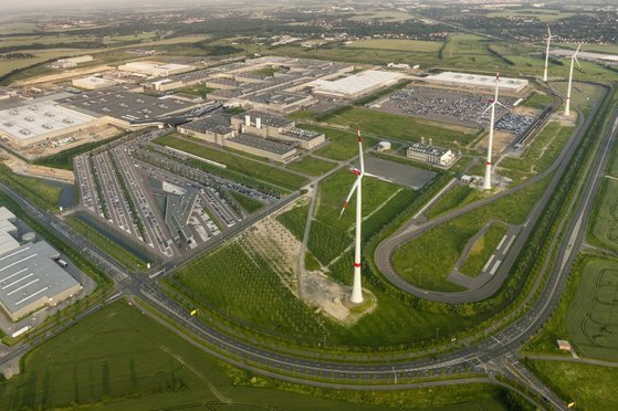 독일 라이프치히에 있는 BMW 전기차 생산 공장 전경. 이곳은 공정에 필요한 전기 에너지의 90% 이상을 공장 주변에 설치한 4기의 풍력 발전기를 통해 얻는다. [사진 BMW]