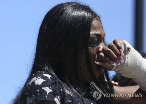 집단폭행 경험 고발하는 트랜스젠더 여성 뮬레이시아 부커 [AP=연합뉴스]