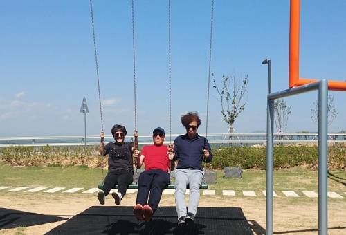 한국 찾은 수퍼플렉스의 야코브 펭거 (파주=연합뉴스) 정아란 기자 = 덴마크 작가그룹 수퍼플렉스의 야코브 펭거(가운데)가 21일 경기도 파주시 도라전망대에 설치한 그네를 김선정 광주비엔날레 대표(왼쪽), 조경진 서울대 환경대학원 조경진 교수(오른쪽)와 함께 타고 있다. 2019.5.21. airan@yna.co.kr