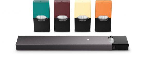 쥴랩스코리아가 22일 공개한 '쥴' 키트. USB 충전 도크를 사용하도록 돼있다.