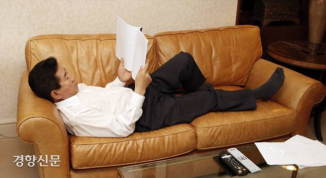 중남미국가 순방의 경유지로 들른 미국 시애틀의 한 호텔에서 노무현 대통령이 소파에 누워 보고서를 읽고 있다. 2007.6.30ⓒ 장철영