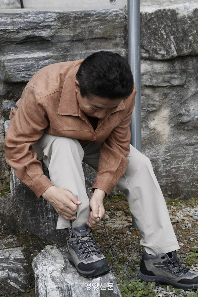 진영 봉하마을에서 등산을 위해 신발끈을 묶고 있다.2007.7.14ⓒ 장철영