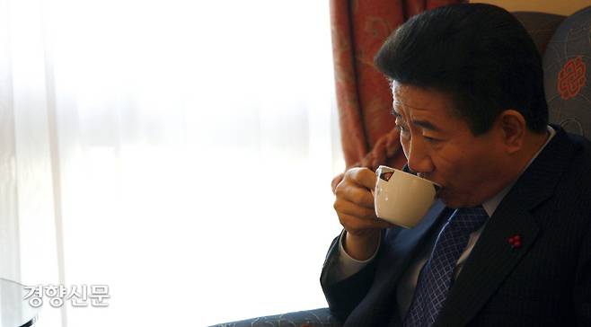 서울 힐튼호텔에서 열린 참여정부 4주년 평가 심포지엄에 참석한 노무현 대통령이 행사 도중 휴식을 취하며 차를 마시고 있다. 2007.1.31ⓒ 장철영