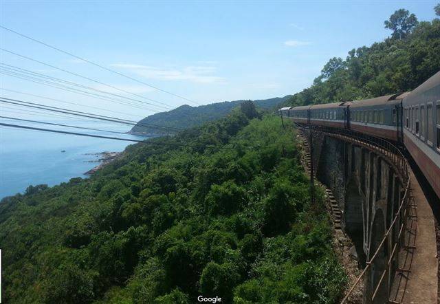 하노이역에서 호찌민시 사이공역까지 1,726㎞, 남북선을 달리는 ‘통일특급’이 베트남에서 가장 아름다운 다낭 북부 ‘하이반 패스’를 달리고 있다. 이번에 탄 열차는 한 밤중에 이 곳을 통과하면서 사진으로 담지 못했다. 구글 캡처