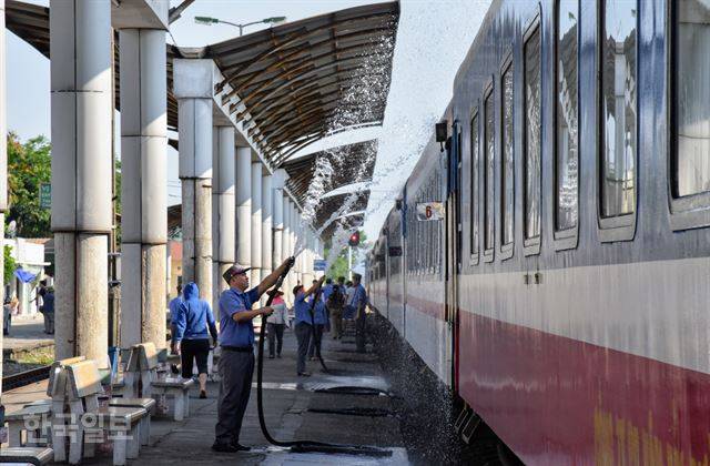 열차가 빈역에 정차하자 차장들이 승강장에 내려 준비돼 있던 호스로 열차에 물을 뿌리고 있다. 빈시가 속한 응에안성은 베트남에서도 가장 더운 곳으로, 한낮에는 외출을 할 수 없을 정도로 뜨겁다.