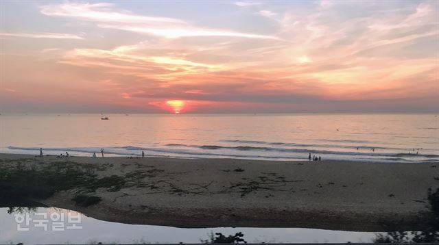 베트남 사람들은 동해라고 부르는, 남중국해 일출. 열차를 타고 가다 보면 이따금 이렇게 바다와도 마주친다.