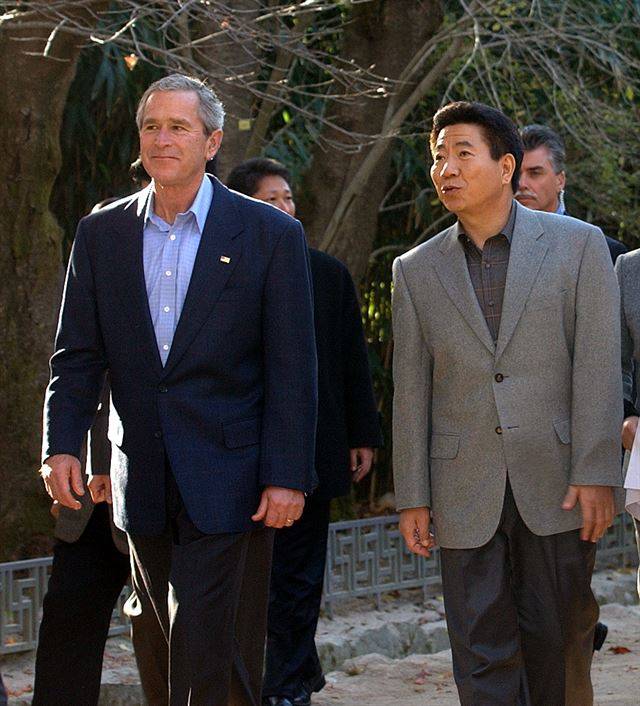 고 노무현 전 대통령과 조지 부시 당시 미국 대통령 내외가 2005년 경주 경주 불국사 경내를 걸으며 이야기를 나누고 있다. 한국일보 자료사진