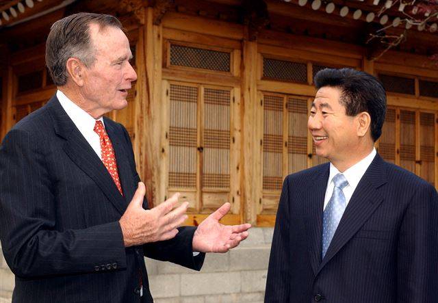 고 노무현 전 대통령이 2003년 한국을 방문한 아버지 부시(조지 W. H. 부시) 전 미국 대통령과 만찬장이었던 상춘제 앞뜰에서 대화를 나누고 있다. 한국일보 자료사진
