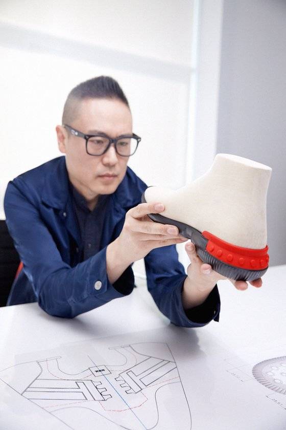 자동차 디자인을 전공한 뒤 유럽에서 슈즈 디자이너로 활동하고 있는 석용배씨. 그는 토즈 그룹의 슈즈 디자이너자 노코드 프로젝트의 책임자다. [사진 토즈]