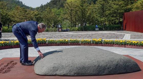 부시 전 대통령이 노 전 대통령 묘역에 참배하고 있다. 송봉근 기자