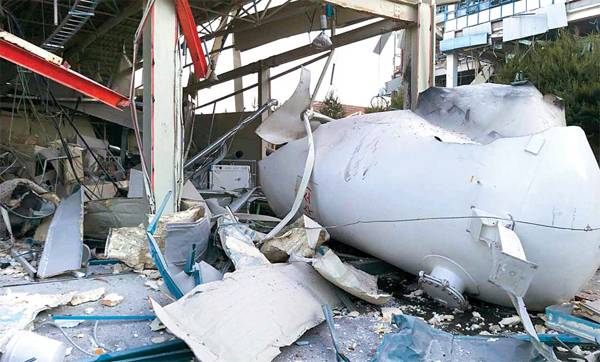 23일 오후 6시 22분께 강원 강릉시 대전동 강원테크노파크 강릉벤처 공장에서 수소탱크 폭발사고가 발생했다. 이 사고로 2명이 숨지고 4명이 중경상을 입었으며 1명이 매몰된 것으로 파악됐다. [연합뉴스]